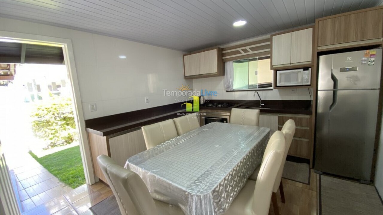 Casa para aluguel de temporada em Bombinhas (Praia de Bombas)