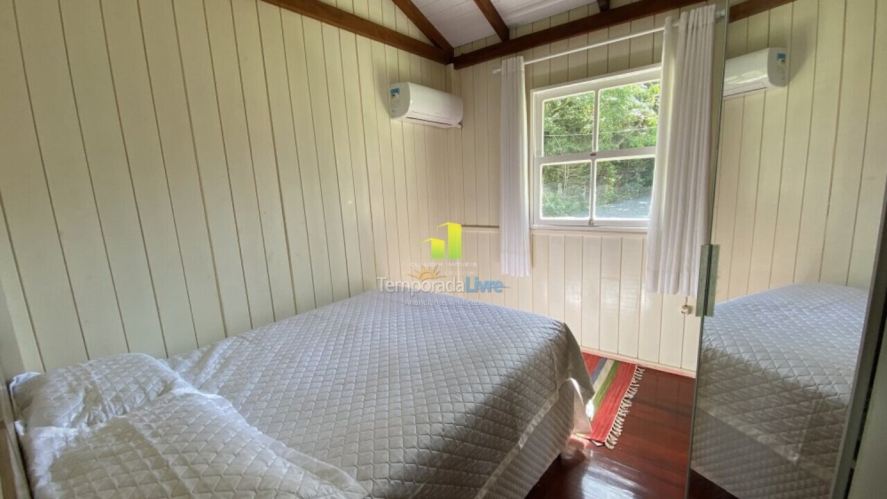 Casa para aluguel de temporada em Bombinhas (Praia de Bombas)