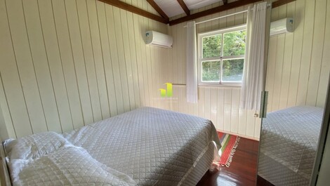 Está bela casa é a certeza de férias perfeitas para você e sua...