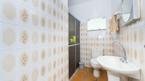 Hermosa casa de 3 habitaciones, a una cuadra de la playa en Bombinhas / SC!