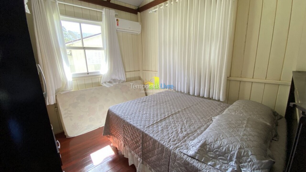 Casa para aluguel de temporada em Bombinhas (Praia de Bombas)