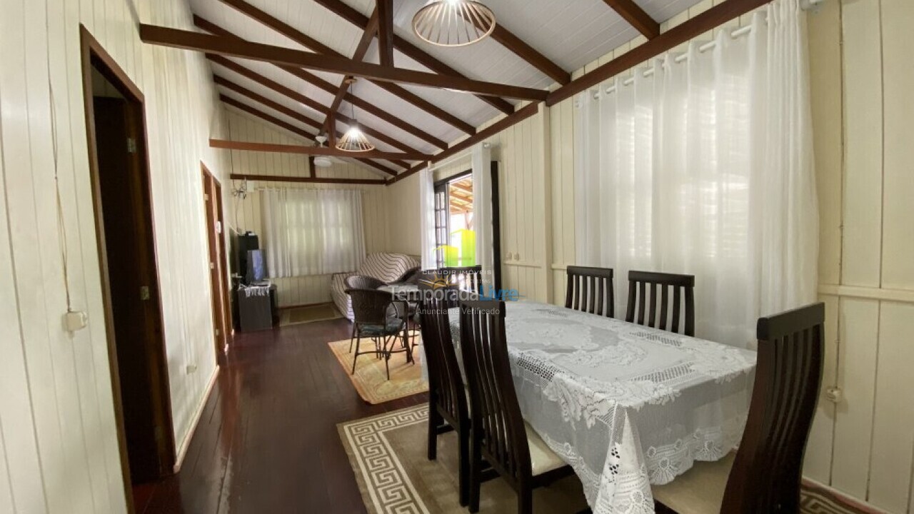 Casa para aluguel de temporada em Bombinhas (Praia de Bombas)