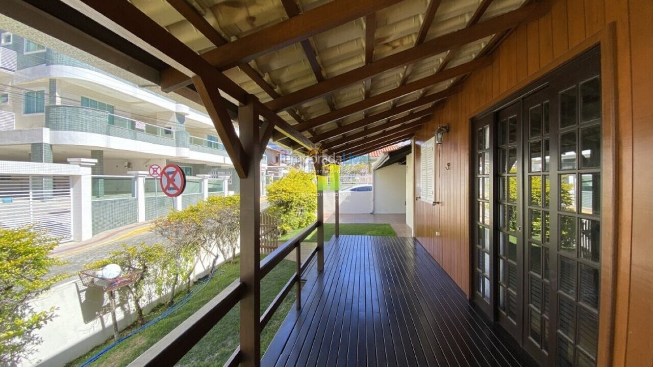 Casa para aluguel de temporada em Bombinhas (Praia de Bombas)