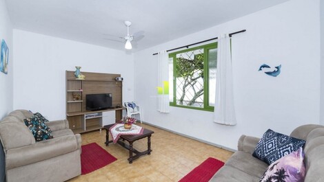 Hermosa casa de 3 habitaciones, a una cuadra de la playa en Bombinhas / SC!