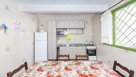 Hermosa casa de 3 habitaciones, a una cuadra de la playa en Bombinhas / SC!