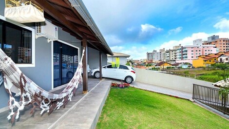 Hermosa casa de 4 dormitorios con un hermoso jardín, ubicada en...