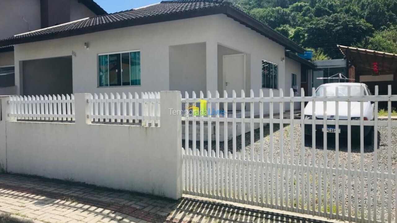 Casa para aluguel de temporada em Bombinhas (Praia de Bombas)