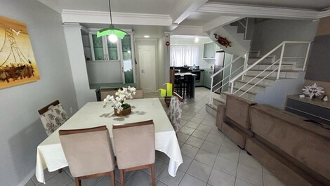 Charming house on the beachfront, Bombas Beach - SC....