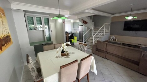 Charming house on the beachfront, Bombas Beach - SC....