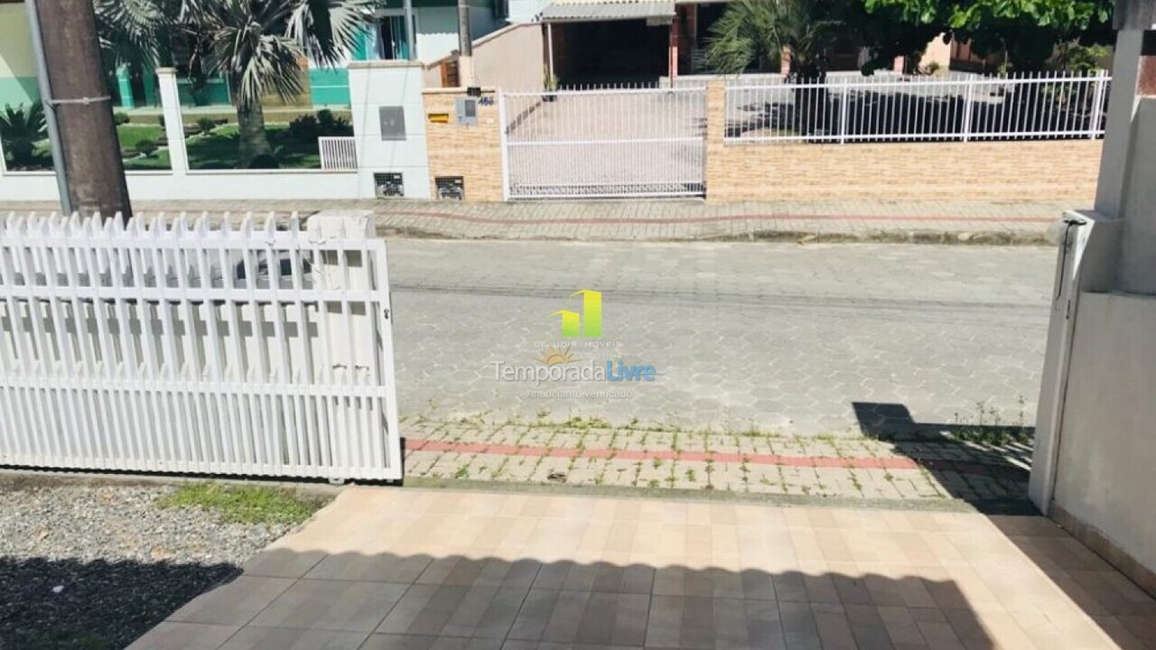 Casa para aluguel de temporada em Bombinhas (Praia de Bombas)