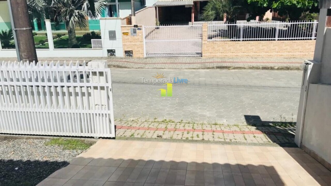 Casa para aluguel de temporada em Bombinhas (Praia de Bombas)