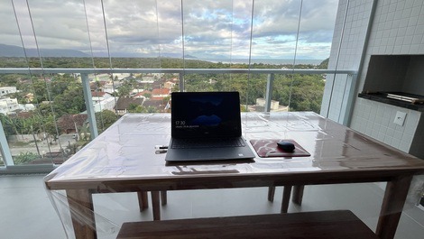 Mesa da sacada gourmet e vista p/ o mar