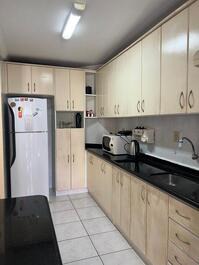 Apartamento en primera línea de playa con vista lateral al mar.