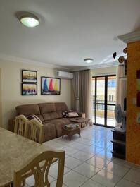 Apartamento en primera línea de playa con vista lateral al mar.