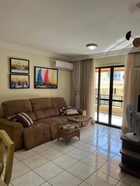 Apartamento en primera línea de playa con vista lateral al mar.