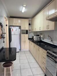 Apartamento en primera línea de playa con vista lateral al mar.