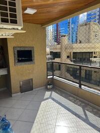 Apartamento en primera línea de playa con vista lateral al mar.