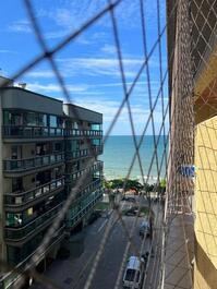 Apartamento en primera línea de playa con vista lateral al mar.