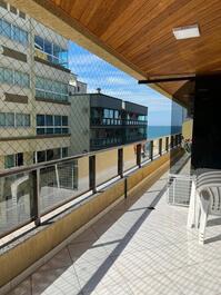 Apartamento en primera línea de playa con vista lateral al mar.