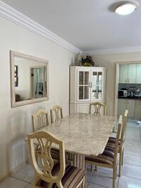 Apartamento en primera línea de playa con vista lateral al mar.