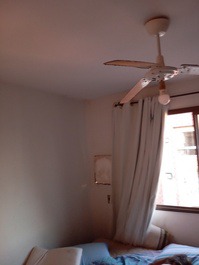 Quanto sem suite e com cama de casal 