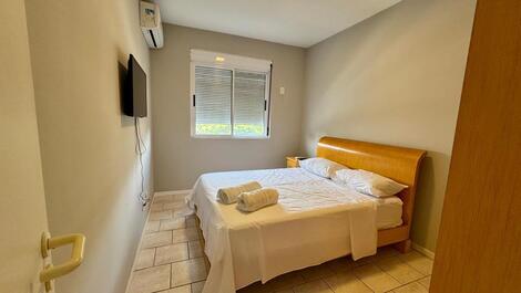 SEASONAL RENTAL: JURERÊ, 1 BEDROOM, 200 METERS FROM THE BEACH