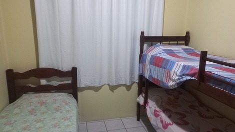 Quarto de solteiro com 3 camas e ventilador 