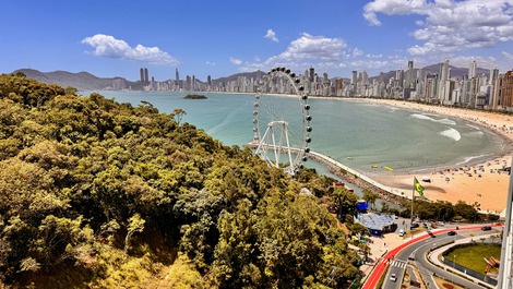 Panoramic View • Ferris Wheel • Gourmet Balcony • Clubhouse • 2 Parking Spaces