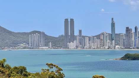 Panoramic View • Ferris Wheel • Gourmet Balcony • Clubhouse • 2 Parking Spaces