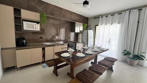 Sala de jantar e cozinha.