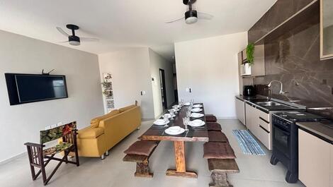 Sala de estar, sala de jantar e cozinha.