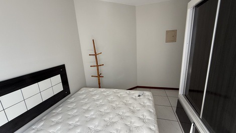 Apto até 10 pessoas, 2 garagens, próx Russi Russi, colado na praia