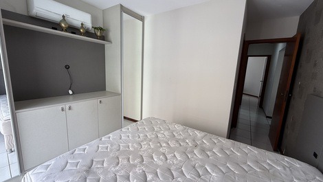 Apto até 10 pessoas, 2 garagens, próx Russi Russi, colado na praia