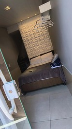 Suite con aire acondicionado y cocina.