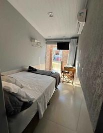 Suite con aire acondicionado y cocina.