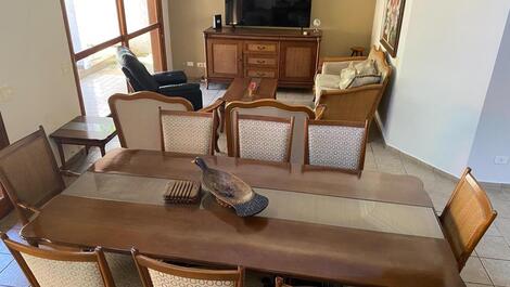 Sala de jantar e sala de tv 