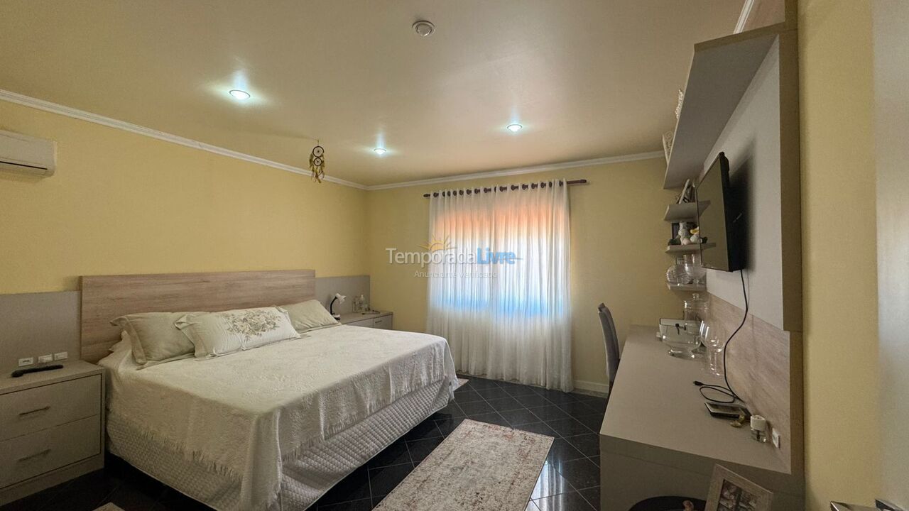 Casa para aluguel de temporada em Governador Celso Ramos (Praia de Palmas)