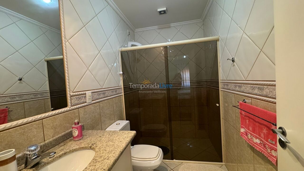 Casa para aluguel de temporada em Governador Celso Ramos (Praia de Palmas)