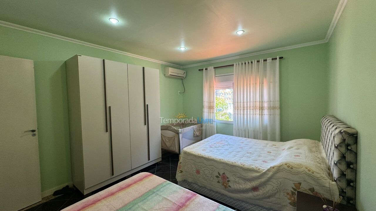 Casa para aluguel de temporada em Governador Celso Ramos (Praia de Palmas)