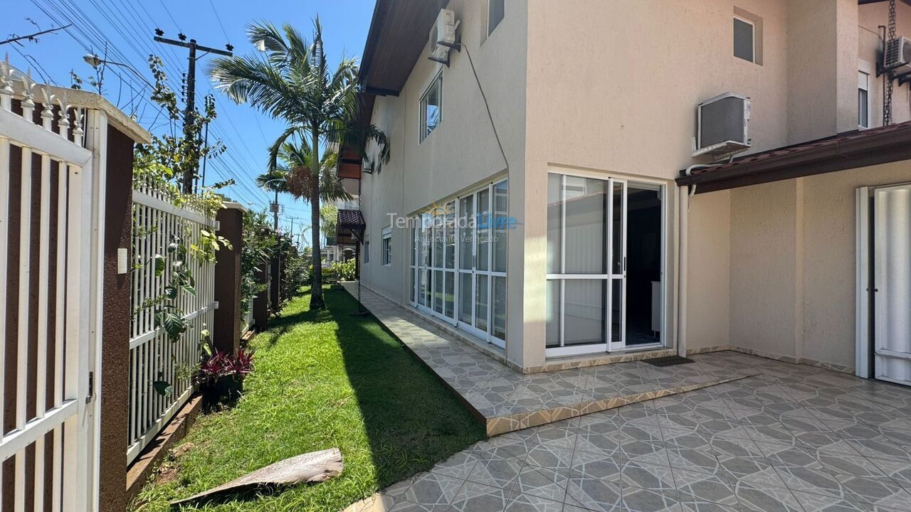 Casa para aluguel de temporada em Governador Celso Ramos (Praia de Palmas)