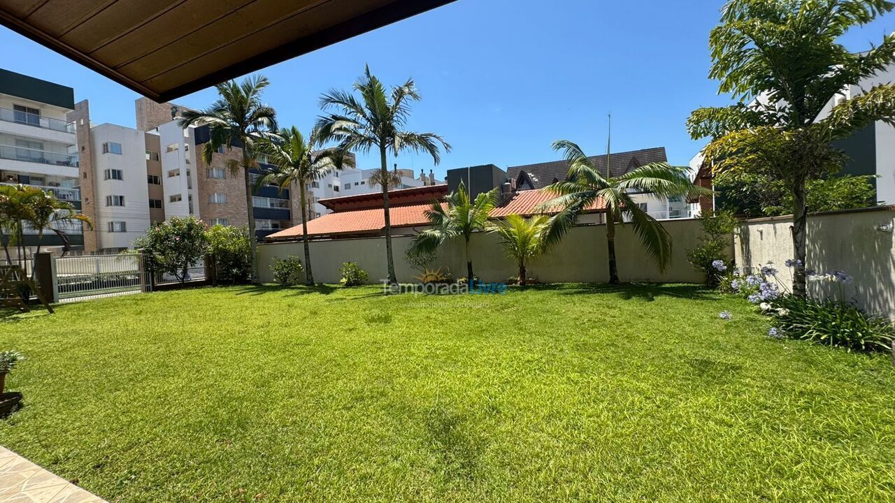 Casa para aluguel de temporada em Governador Celso Ramos (Praia de Palmas)