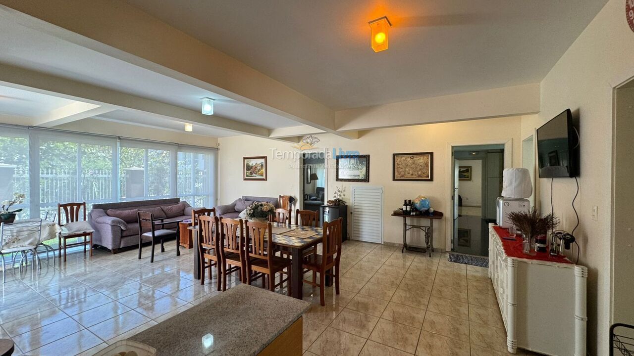 Casa para aluguel de temporada em Governador Celso Ramos (Praia de Palmas)