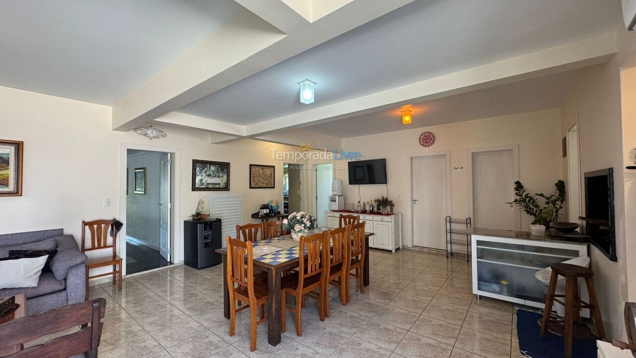 Casa para aluguel de temporada em Governador Celso Ramos (Praia de Palmas)