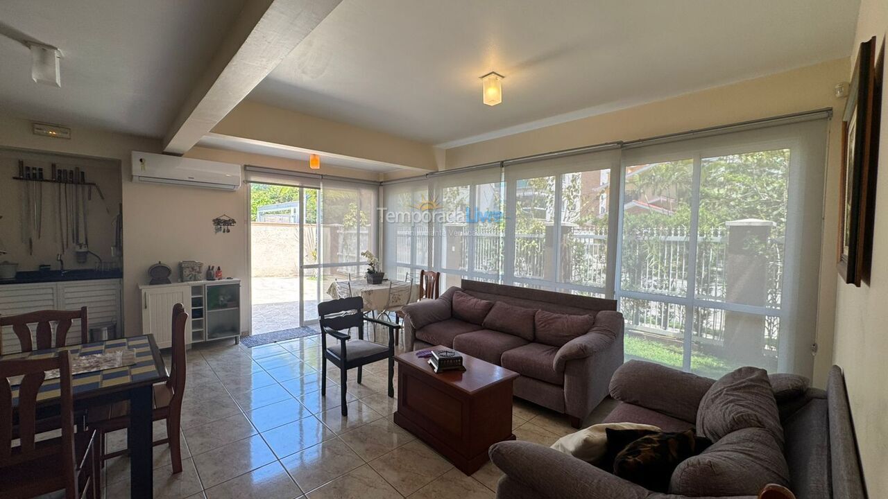 Casa para aluguel de temporada em Governador Celso Ramos (Praia de Palmas)