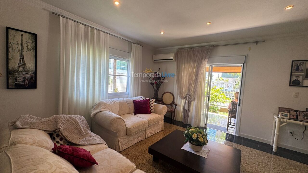 Casa para aluguel de temporada em Governador Celso Ramos (Praia de Palmas)