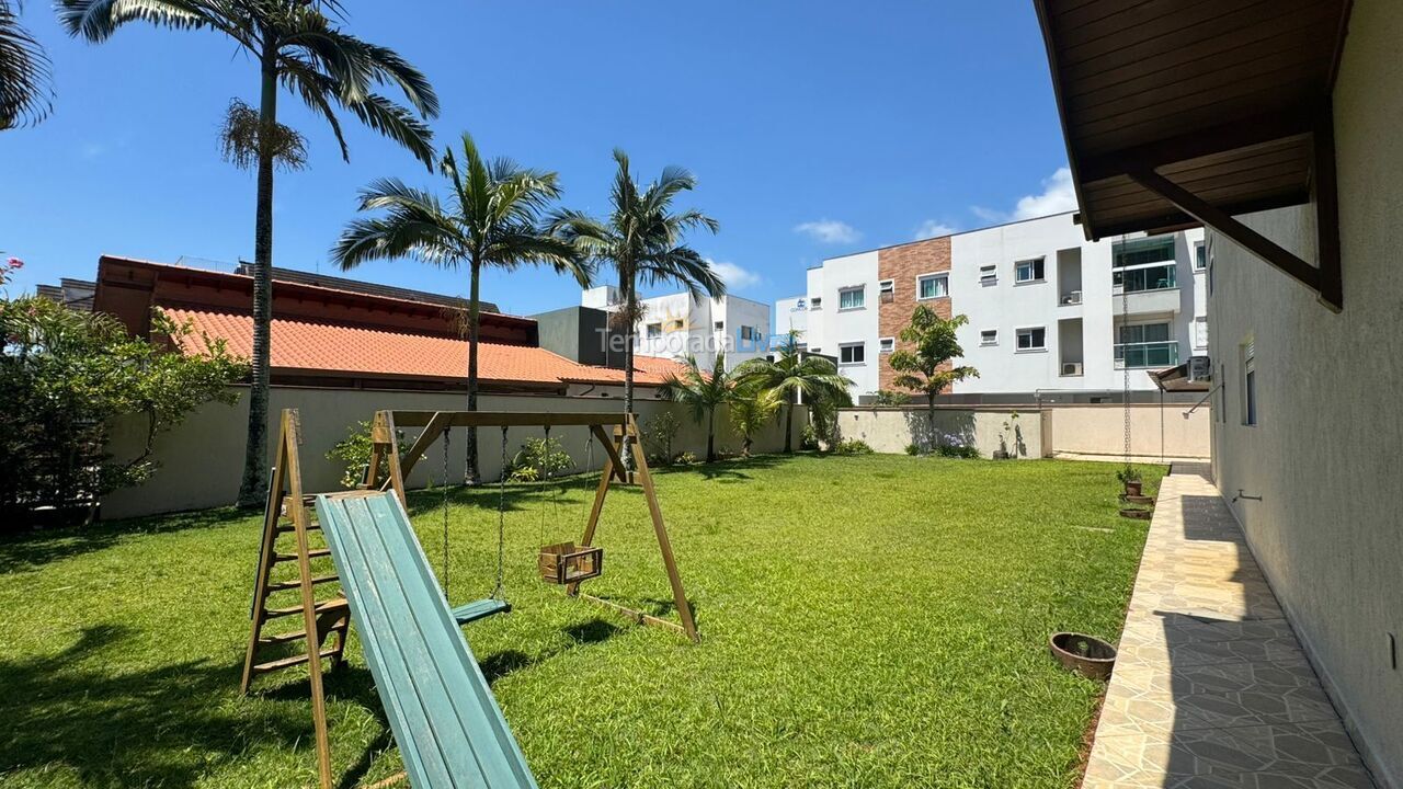 Casa para aluguel de temporada em Governador Celso Ramos (Praia de Palmas)