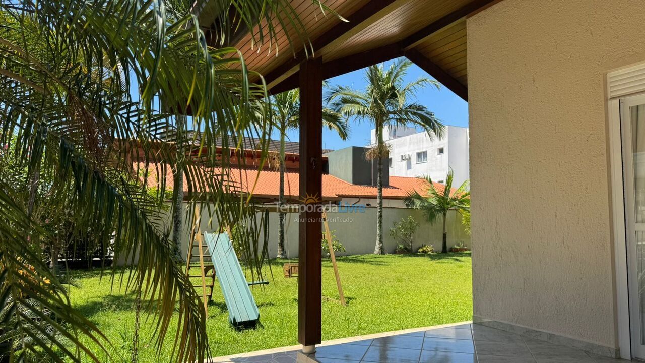 Casa para aluguel de temporada em Governador Celso Ramos (Praia de Palmas)