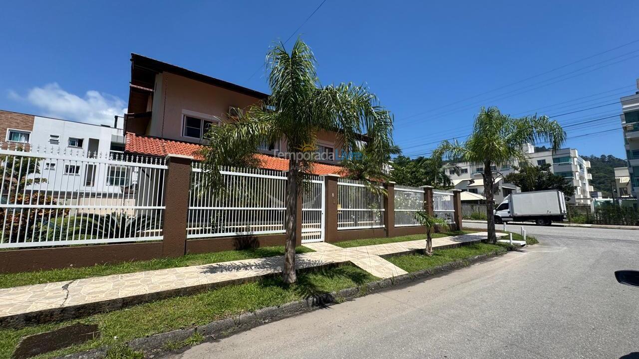 Casa para aluguel de temporada em Governador Celso Ramos (Praia de Palmas)