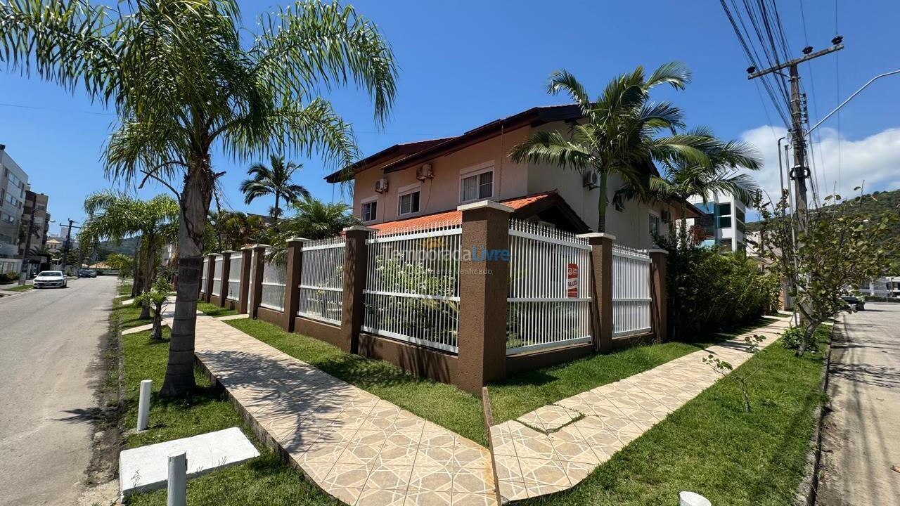 Casa para aluguel de temporada em Governador Celso Ramos (Praia de Palmas)