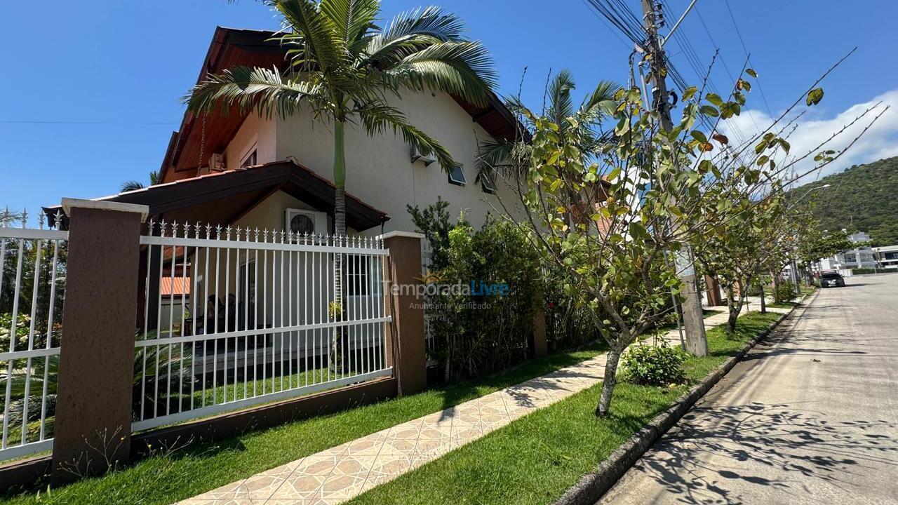 Casa para aluguel de temporada em Governador Celso Ramos (Praia de Palmas)